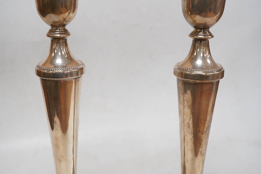 A pair of Elizabeth II silver candlesticks, with tapering stems, on circular foot, Broadway & Co, Birmingham, 1993, height 27cm, loaded.